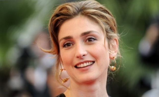 Жули Гайе съди списанието, разкрило аферата й с Оланд