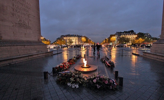 Мъж опита да изгаси вечния огън пред Триумфалната арка с пожарогасител