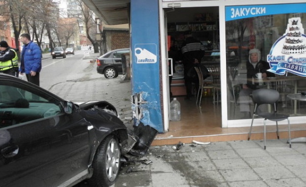 Момиче заби колата си в сладкарница в Благоевград