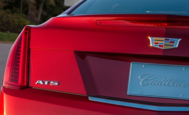 Cadillac с ново лого от средата на годината