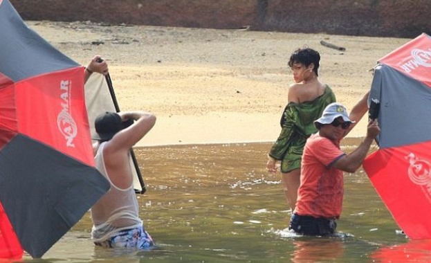 Риана се разголи на обществен плаж в Бразилия /снимки 18+/