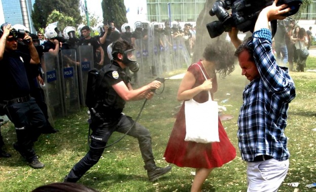 Съдят турски полицай за нападение над протестиращ