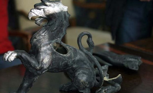 Грифоните от паметника на Левски са като държавата ни - разединени