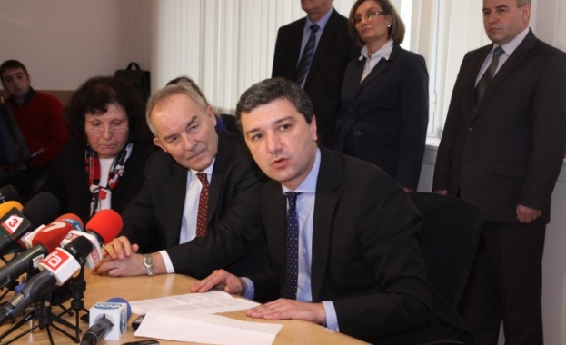 Подписаха споразумения с МФ "Козлодуй" за 34,6 млн. евро помощ