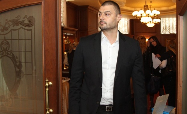 Заплашват Бареков с бомба в социалните мрежи