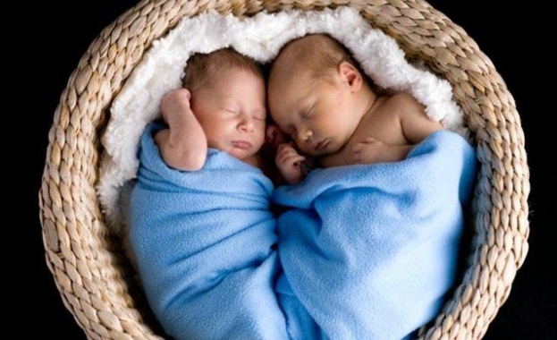 Близначки родиха в един и същи ден 