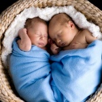 Близначки родиха в един и същи ден 