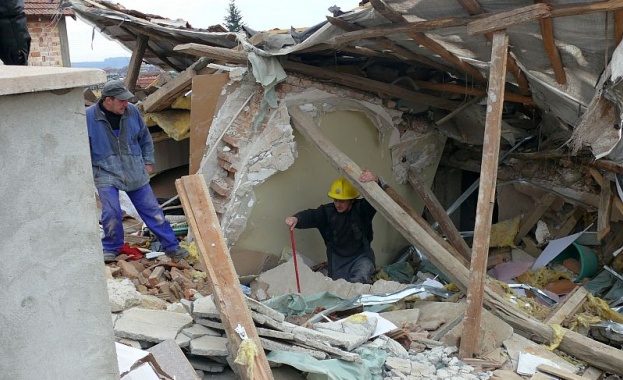 Взрив разруши до основи къща и затрупа семейство