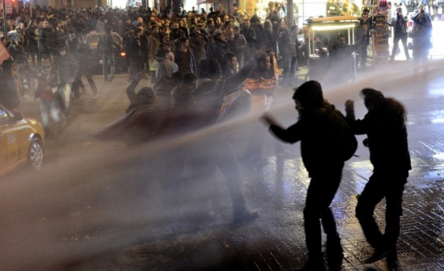 Сълзотворен газ и водни струи срещу протестиращите в Истанбул 