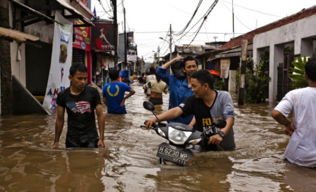 Над 30 хиляди души бягат от Джакарта 