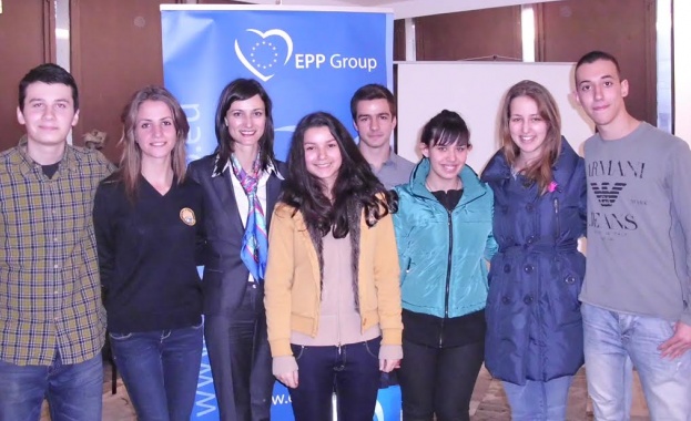 Мария Габриел награди победителите в ученически конкурс в Ловеч