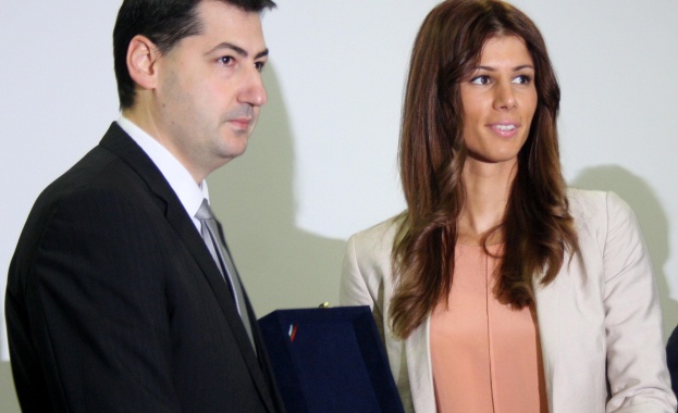 Кметът на Пловдив дари Пиронкова с реплика на съд от Панагюрското съкровище   