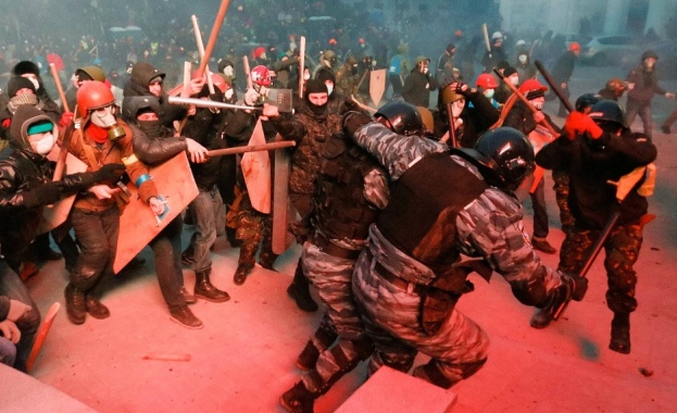 Повече от сто ранени при сблъсъците в Киев 