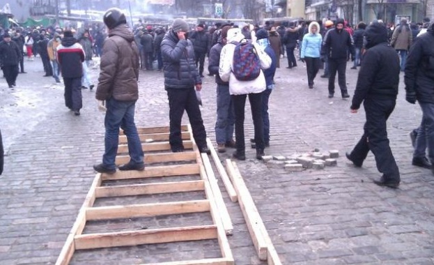 Демонстранти ще строят катапулт в центъра на Киев