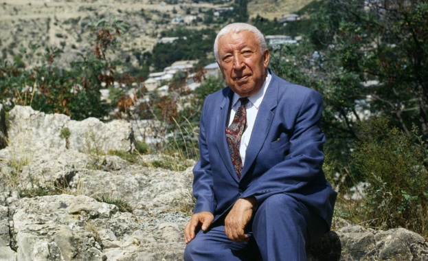 Расул Гамзатов и България