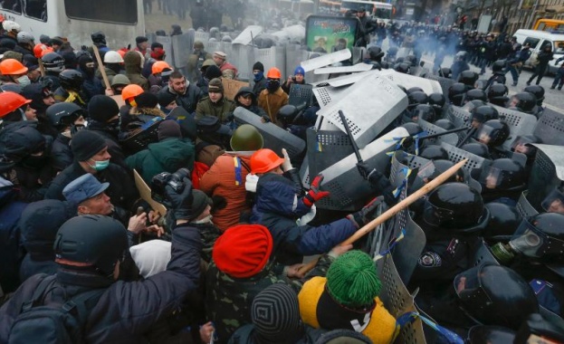 Украинската прокуратура: Двама демонстранти са загинали в Киев