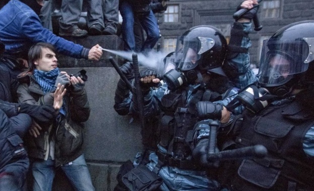 Застреляха един от протестиращите в Украйна