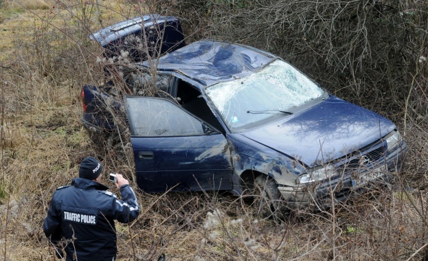 Кола на земеделското министерство излетя от пътя