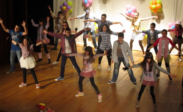 Попзвезди в подкрепа на кампанията „Хепатитът до мен"