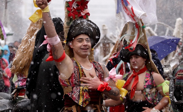 Пощенска марка е посветена на юбилейното издание на фестивала "Сурва“ в Перник