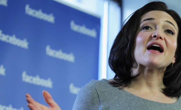 Снимат филм по книгата на шефката на Facebook
