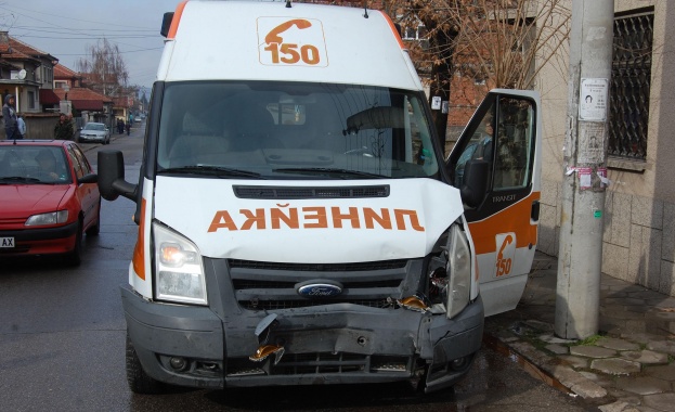 Мерцедес се блъсна в линейка с включена сирена