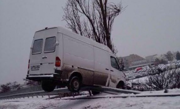 Бус се вряза в мантинелата на моста на Цариградско шосе