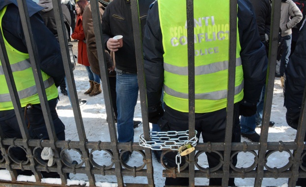 След окупацията - нова охрана на Ректората 