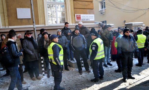 Полицията отново отцепи района около Ректората