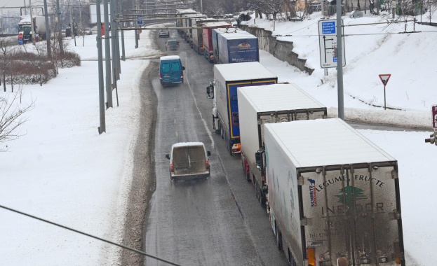 Има опашки от камиони на граничните пунктове с Румъния