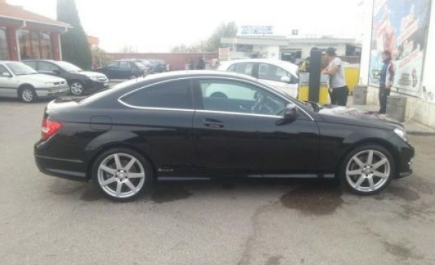 Гришо продава мерцедеса си в нета