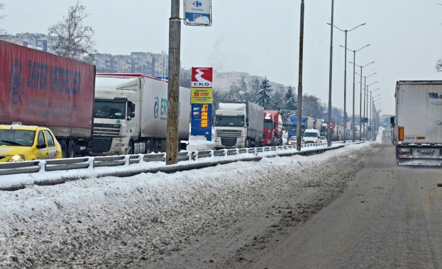 10-километрова опашка от тежкотоварни камиони се образува на "Дунав мост" - Русе