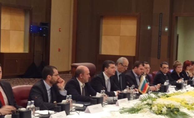 Стойнев: Общ Инвестиционен фонд с Катар ще подпомага на малкитете компании в България