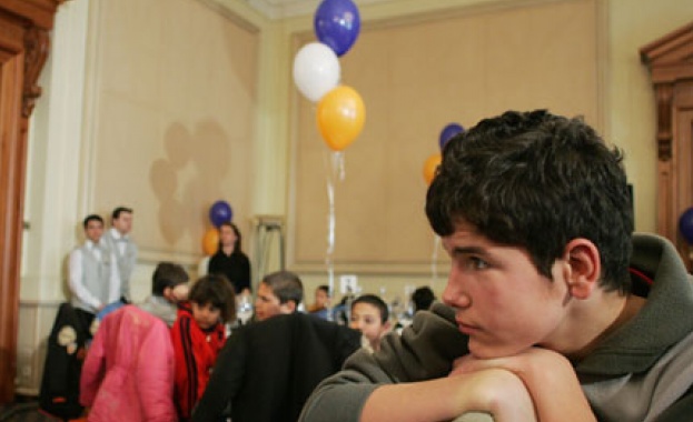 Затварят още два дома за деца, лишени от родителски грижи  