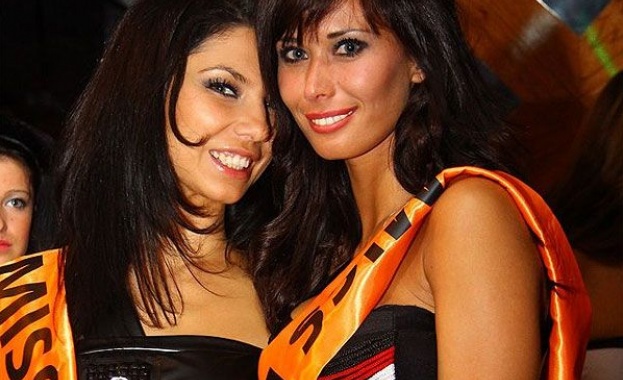 Две красавици от Babylon show дефилират на Miss Playmate 2014