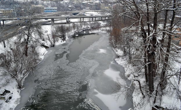 Янтра замръзна край Велико Търново 