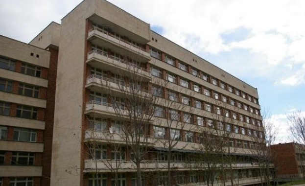 Охрана пази детско отделение от здрави пациенти 