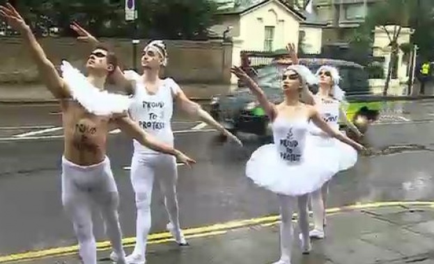 „Лебедово езеро" под дъжда в защита на правата на хомосексуалните 