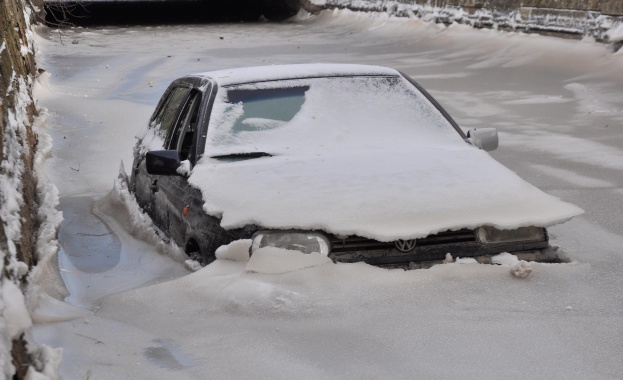 Локва погълна автомобил под магистралата за София 