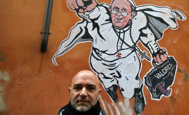 Папата като Супермен в римски графит (видео)