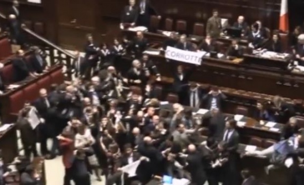 Бой в италианския парламент /видео/
