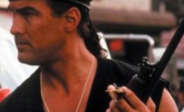 Стивън Сегал готов да рекламира концерна "Калашников"