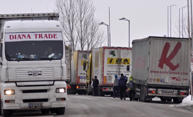 Представители на малки превозвачески фирми блокираха границата