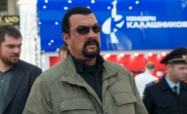 Стивън Сийгъл е готов да рекламира „Калашников” на световния пазар