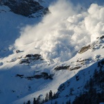 Новият сняг и вятърът създават опасност от лавини извън обработените писти