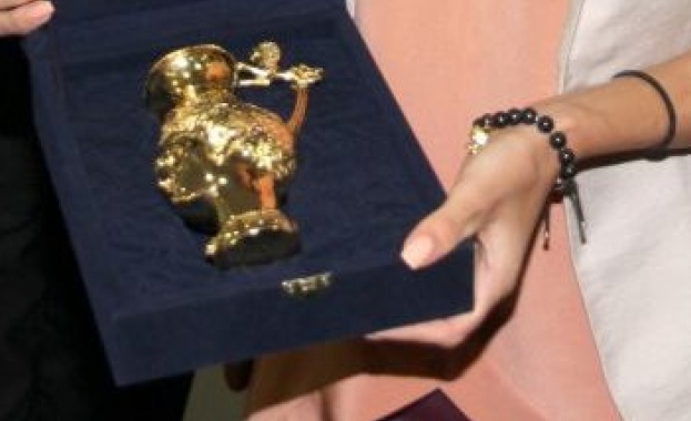 Гаф с подаръка на Пиронкова: златната й реплика се оказа от цинк