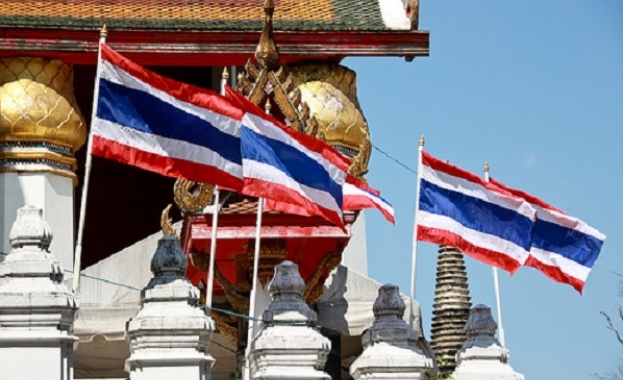 В далечен Тайланд елхите остава украсени до средата на април.