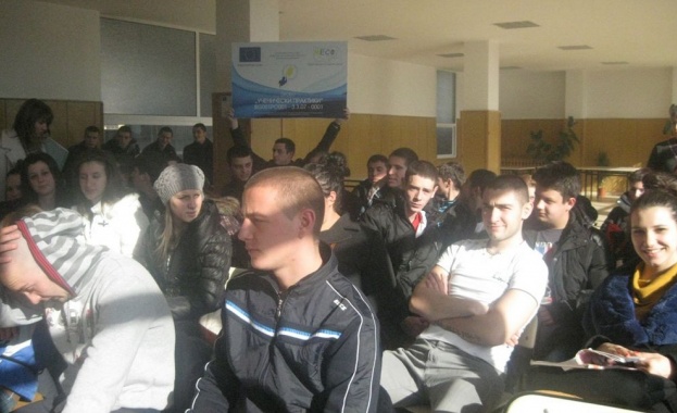 Ученици се учат в реална работна среда 