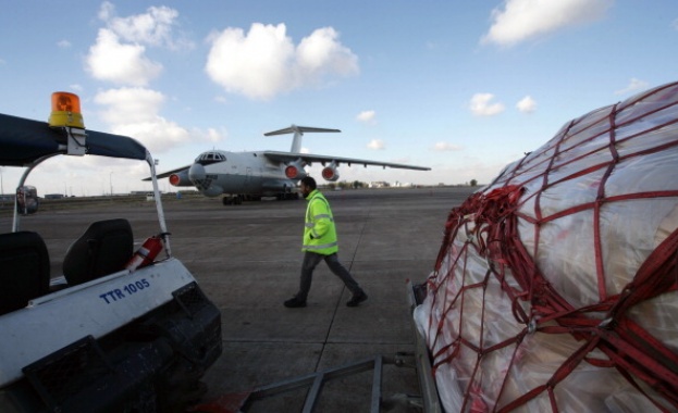 Доставят по въздух храна и дрехи за Северна Сирия
