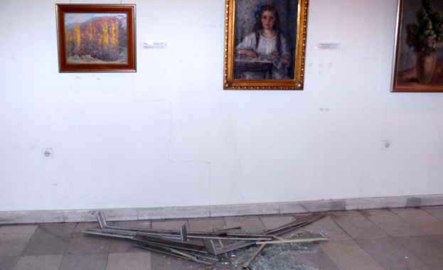 Срути се част от покрива на Художествената галерия в Русе